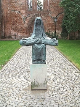 Ernst Barlach, Pieta (soldatenmoeder) - foto: Klugschnacker @ Wikimedia Commons, CC by-sa (bewerkt door JudyElf)